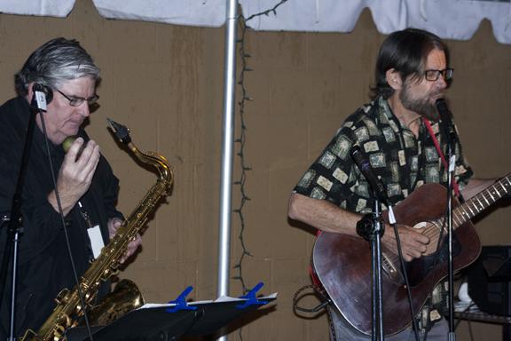 Randy Morris (left) and David Spencer performing in the Rogue Festival on a rainy Thursday night, March 7. (Photo/Felisha Sanchez)