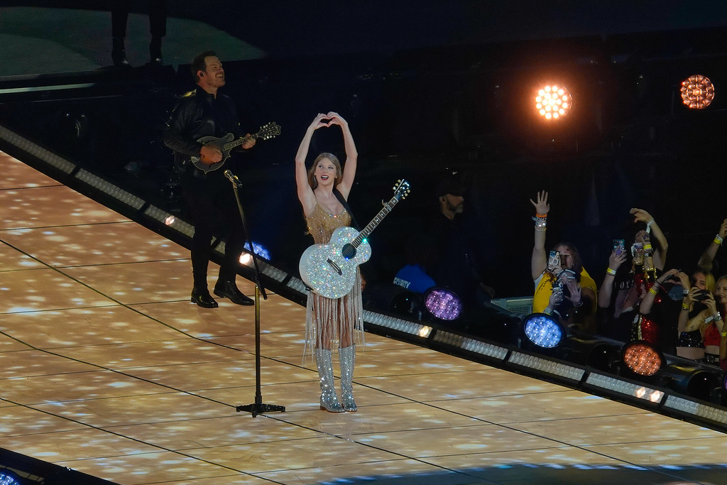 Taylor Swift heart hands, Crazy stage #___?!! 23/8/11 at St…