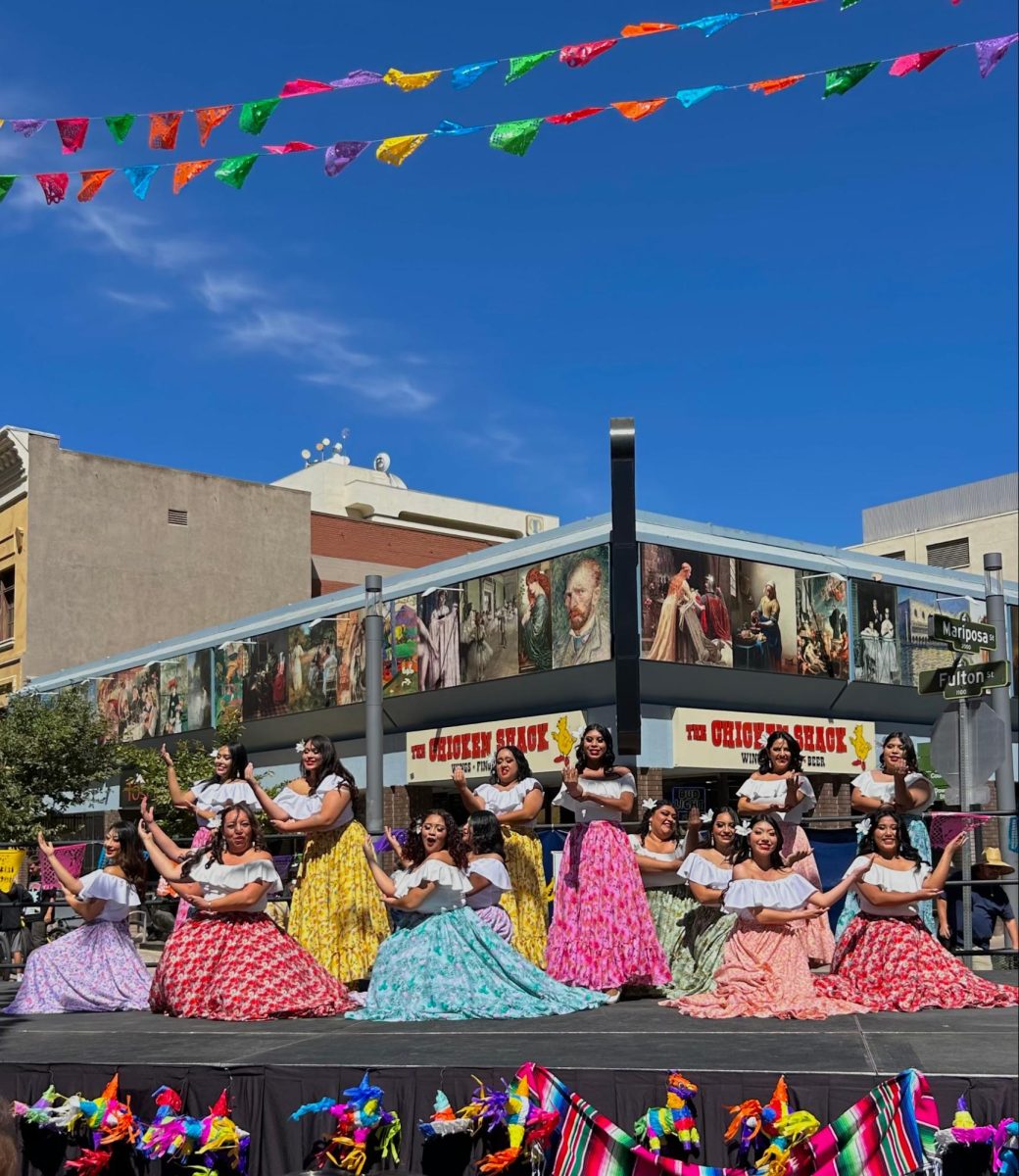 La Academia cultural teocalli bailando el 15 de Septiembre en el centro de
Fresno.