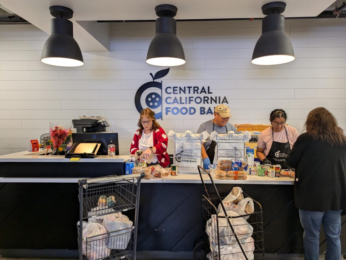 Voluntarios en el Fruits First Market Ayudandno A los “Vecinos” de
Fresno Agaran sus ALIMENTOS en el 11 de Septiembre.