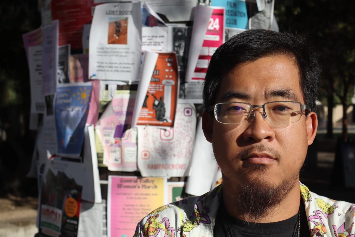 Michael Lin, Un estudiante internacional taiwanés posa en frente a
un pilar en el campus de Fresno City College el 25 de Octubre.